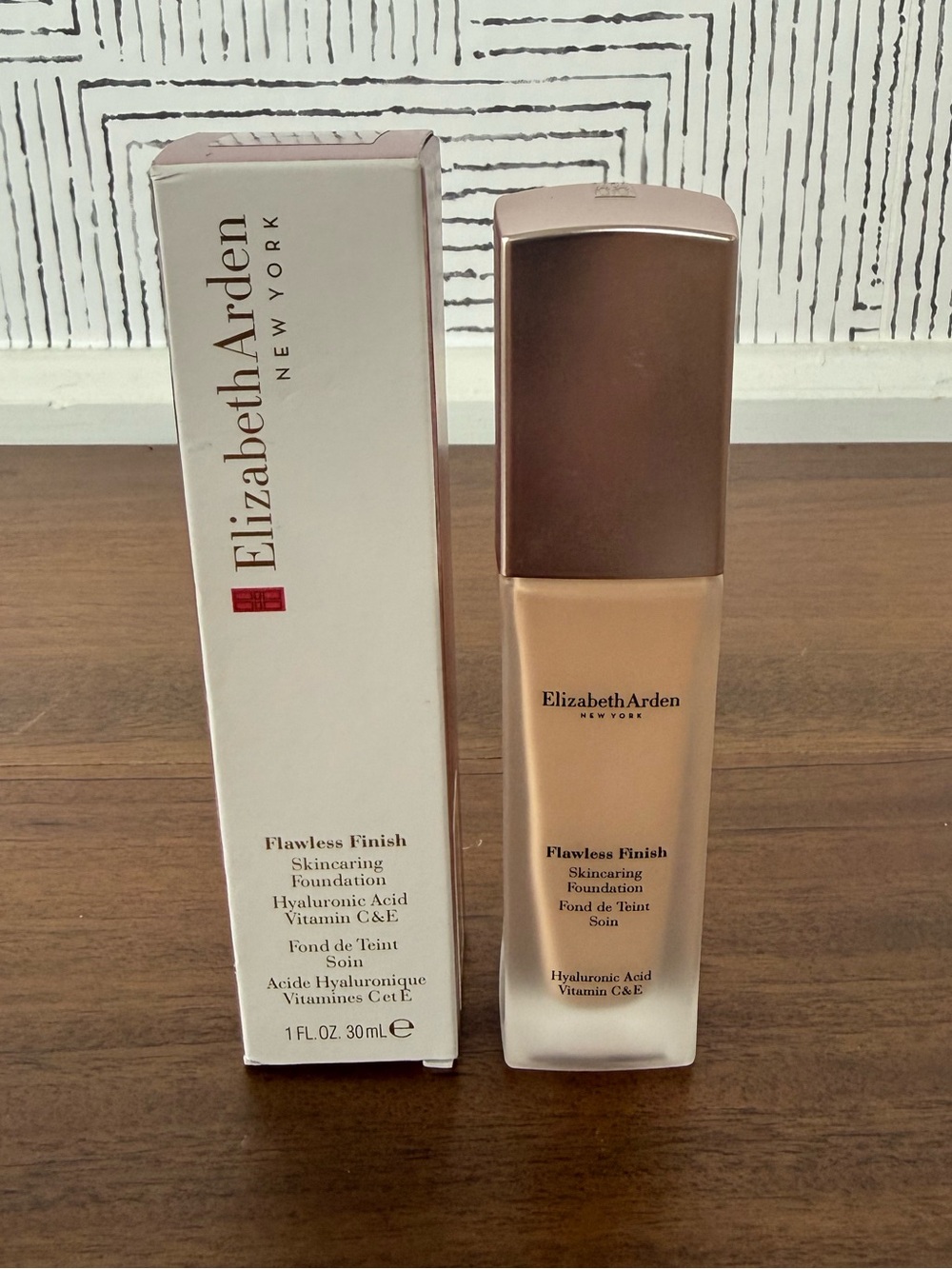 Elizabeth Arden Flawless Finish Skincaring Foundation 240N NEW